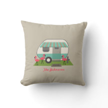 Campista retro com travesseiro dos flamingos