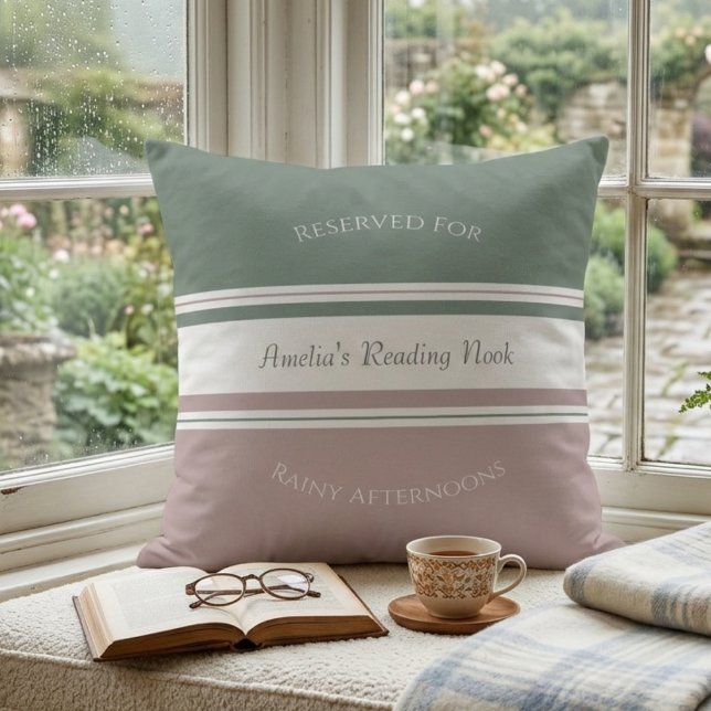 Almofada Cantinho de Leitura de Contos de Fadas Aconchegant (Create your own cozy corner with this personalized reading nook decorative throw pillow.)