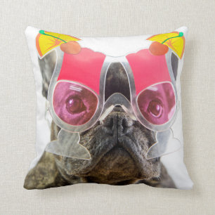 Almofada Cão das imagens de Getty com vidros de cocktail
