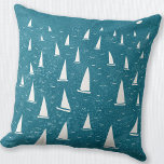 Almofada Capa de Mar da Embarcação de Navegação<br><div class="desc">Uma corrida de barco à vela num oceano verde teal. Perfeito para seu marinheiro favorito,  guincho e fã regata. Arte náutica original de Nic Squirrell.</div>