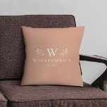 Almofada Capa de Nome Personalizado da Família do Na moda M<br><div class="desc">Encoste-se no estilo! Nosso moderno travesseiro de monograma elegante, charme familiar personalizado em pêssego na moda. conforto confortável, personalizado para o seu ninho. 🏡 #HomeDecor #MonogramaMagic Modern nome personalizado novo travesseiro decorativo com seu nome de família e, também, iniciamos no ano passado, cercado por ilustrações de galho caprichoso. Minimalista, simples...</div>