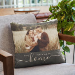 Almofada Caractere de Fotografia Simples de Script do Moder<br><div class="desc">Ponha uma atualização instantânea de decoração - seu sofá (e coração) o obrigado! Este simples e moderno travesseiro fotográfico apresenta sua foto favorita, seja uma foto de família p[ortrait ou uma fotografia de férias legal, sobre a caligrafia da moda com a tipografia minimalista lendo ESTE LUGAR QUE CHAMAMOS DE CASA....</div>