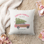 Almofada Carro da Família Rosa de Árvore de Natal<br><div class="desc">Ilustração de um carro de suv cor-de-rosa penteado com árvore de Natal cortada fresca amarrada ao topo. Personalize o texto.</div>