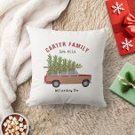 Almofada Carro da família vermelha da árvore natalícia<br><div class="desc">Ilustração de um suv vermelho em pano de madeira com árvore de Natal cortada fresca amarrada ao topo. Personalize o texto.</div>