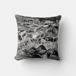 Almofada Carros vintage se esgotando no pátio de um carro