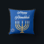 ALMOFADA CARTÃO MENORAH HELY HANUKKAH<br><div class="desc">Belo Cartão Personalizado De Chanucá Com Menorah E Feliz Saudação De Chanucá Em Cobrir Com O Dentro Personalizado De Mensagem De Chanucá.</div>