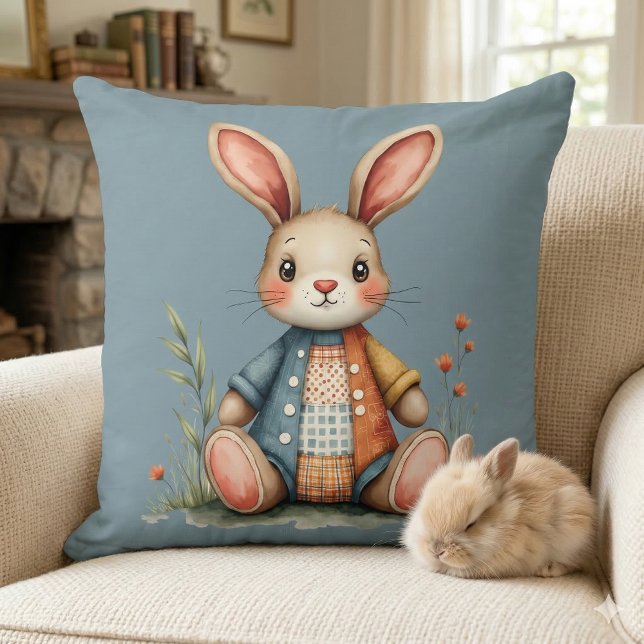 Almofada Casa de campo caprichosa de coelho com retalhos fl (Whimsical Patchwork Bunny Cottagecore Woodland Throw Pillow Mockup A)