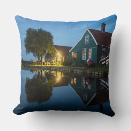 Almofada Casa de fazenda de queijo no crepúsculo na Holanda