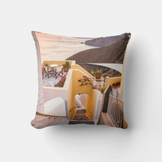 ALMOFADA CASA PERTO DO CORPO DE ÁGUA