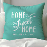 Almofada Casa Teal Personalizada e Doce<br><div class="desc">Faça de sua casa uma casa com este travesseiro decorativo especial personalizado com um design clássico "Home Sweet Home" em uma letra branca. Adicione o nome da sua família e o ano estabelecido para criar um sotaque único e acolhedor para a sua sala de estar ou quarto.</div>