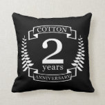 Almofada Casado de algodão 2 anos<br><div class="desc">Uma design para celebrar 2 anos de casamento. Este design tem um design branco (algodão) de louros em fundo preto. O algodão é o presente tradicional para esta ocasião. O texto diz respeito ao algodão, 2 anos de aniversário. Uma design romântica para comemorar seu segundo ano de casamento. Se você...</div>