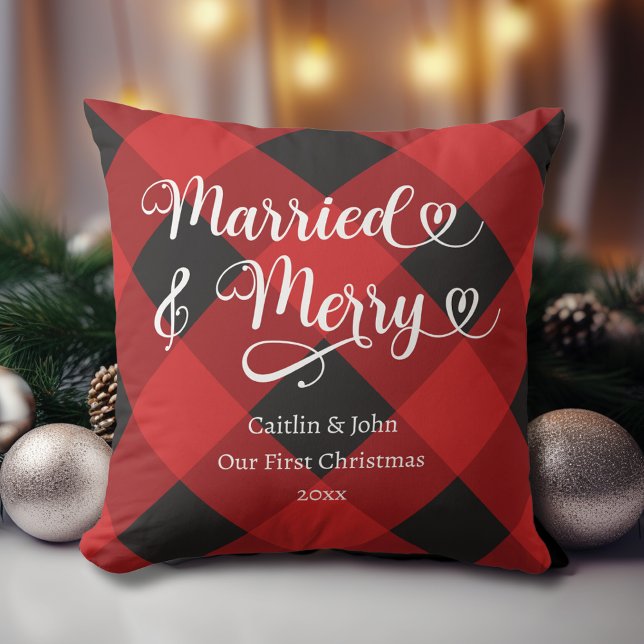 Almofada Casados Alegres Nosso 1º Natal Recém-Casados Xadre (Married and Merry Newlyweds First Christmas together Pillow with Couples' Names and Wedding Date.)