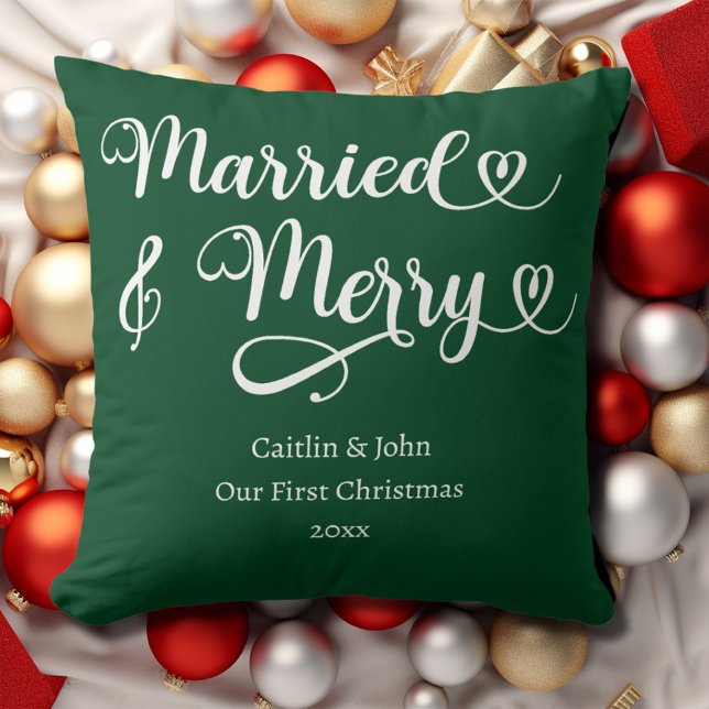 Almofada Casados e Alegres Primeiro Natal Casal Verde (Married & Merry newlyweds first Christmas pillow in forest green with couple's names and year.)