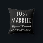 Almofada Casados há 40 Anos<br><div class="desc">Design fofo,  perfeito para qualquer pessoa que é casada há 40 anos e para uma cerimônia de renovação de votos de casamento. É uma ótima roupa combinando para casais!</div>