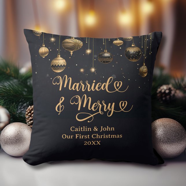 Almofada Casados Natal de Merry 1º Recém-casados Dourado Pr (Married & Merry Newlyweds 1st Christmas Pillow. Black & Gold Ornaments, Couple's Names, Wedding Date)