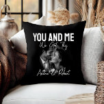 Almofada Casal de Fotos Preto Personalizado 'Você e Eu'<br><div class="desc">Adicione um toque de amor a qualquer cômodo com essa almofada preta estilosa e personalizada. Com uma foto sentimental em preto e branco sua e do seu parceiro, essa almofada inclui um texto elegante em letra cursiva branca que diz "VOCÊ E EU" e "Nós Conseguimos", junto com seus nomes personalizados...</div>