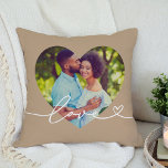 Almofada Casal Foto Coração Roscas Amor Marrom<br><div class="desc">Tons castanhos quentes criam um fundo terroso e aconchegante para esta almofada personalizada romântica com uma moldura de foto em forma de coração e uma fonte de amor fluida com um acento de coração. Envie sua própria foto de casal para criar um objeto sentimental perfeito para a sala de estar,...</div>