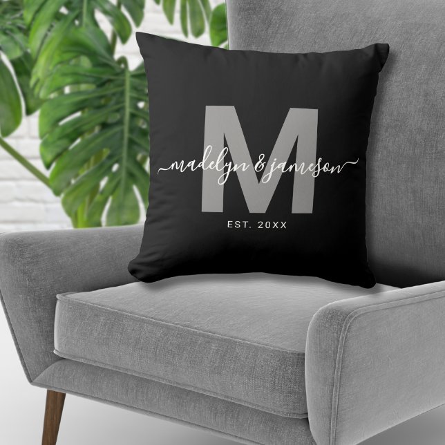 Almofada Casal Recém-Casado Preto Branco Monograma do Nome (Black White Newlywed Couple Name Monogram Throw Pillow)