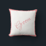 Almofada Casamento Chic Script Cor-De-Rosa<br><div class="desc">Um belo guião do Groom e travesseiro para a sua casa. Um presente de chá excelente. O presente de parabéns seria uma surpresa maravilhosa para o Groom. presente de casamento excelente junto com travesseiro de noiva que oferecemos.</div>