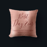 Almofada Casamento Cor-de-rosa Blush Rosa no Melhor Dia<br><div class="desc">O melhor dia de todos os Rosa metalítico moderno e elegante, moderno, moderno e elegante - Travesseiro do Partido Rosa Esmagador e Borgonha que é perfeito para um Rosa Dourado ou Chá de panela Rosa Esbranquiçado ou Dourada. Este travesseiro de festa é perfeito para um presente de casamento Chá de...</div>