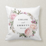 Almofada Casamento De Brida Floral Cor-De-Rosa Esbranquiçad<br><div class="desc">Flores cor-de-rosa elegantes e quentes criam uma bela coroa. Ela enquadra os nomes dos casais e a data do casamento. Os recém-casados vão adorar usar este belo lembrete do seu dia especial. Este travesseiro de casamento personalizado faz parte da coleção Autumn Red. Contém muitas ideias de presentes para recém-casados, festas...</div>