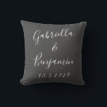 Almofada Casamento de Caligrafia Negra Minimalista Personal<br><div class="desc">Crie uma lembrança divertida para o seu dia especial com este design preto e branco minimalista moderno com uma bela letra escrita à mão.</div>