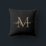 Almofada Casamento de Nomes de Script Dourado Preto do Mono<br><div class="desc">Monogramas chic travesseiro com seus nomes e monograma em caligrafia branca elegante escrita à mão e tipografia moderna dourada em fundo preto. Basta adicionar seus nomes e monograma. Desenvolvido exclusivamente para você pelo Happy Dolphin Studio. Se precisar de ajuda ou produtos correspondentes, entre em contato conosco em happydolphinstudio@outlook.com. Estamos felizes...</div>