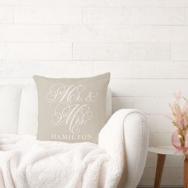 Almofada Casamento Elegante Bege Mr e Mrs em Letra de Forma