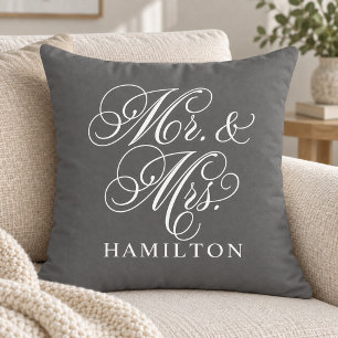 Almofada Casamento Elegante em Carvão com Letra de Mr e Mrs