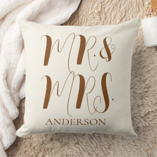 Almofada Casamento Moderno com Letra de Mr e Mrs em Script