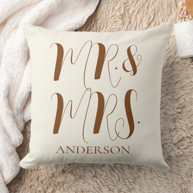 Almofada Casamento Moderno com Letra de Mr e Mrs em Script (Cobertor)