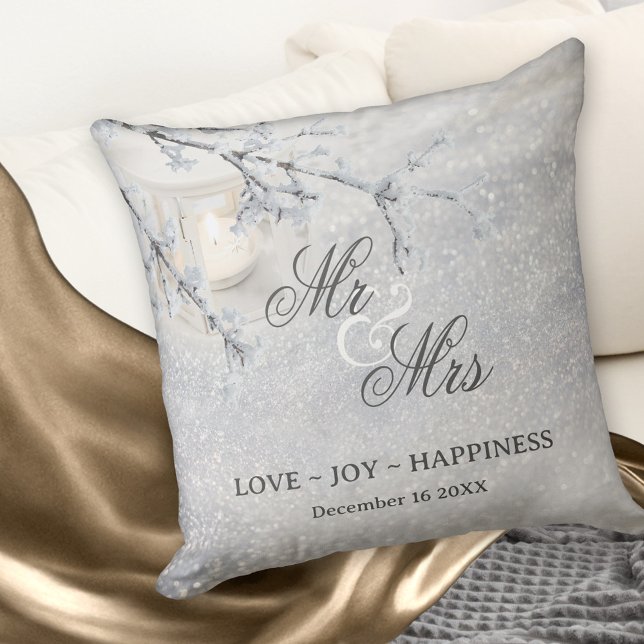Almofada Casamento no inverno ou Aniversário de Neve Espont (Winter wedding pillow featuring a candle lit lantern in sparkling snow.)