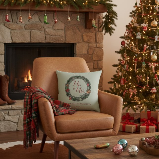 Almofada Casamento no País Verde Sr. e Sra. Natal (Country Sage Green Mr & Mrs Christmas Pillow. Pine Wreath with Vintage Ornaments, Cowboy Hat, Boots)