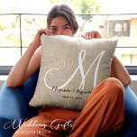 Almofada Casamento Simples De Bússola Rústica Bússola Bússo<br><div class="desc">Adicione um toque de elegância rústica ao seu dia especial com o nosso Travesseiro decorativo de Casamento Simples Rustic Burlap Monograma Burlap. Projetado para casais que adoram o charme inspirado no eterno, este travesseiro personalizado apresenta uma textura macia de burlap, bege, impressa em tecidos de alta qualidade. O detalhe clássico...</div>