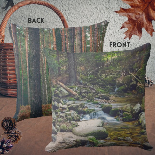 Almofada Cascata florestal e floresta de pinheiros (Criador carregado)