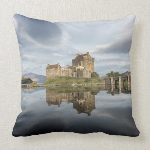 Almofada Castelo de Eilean Donan com reflexão em Scotland