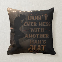 Almofada Caubói Nunca Brinque Com o Chapéu de Outro Homem