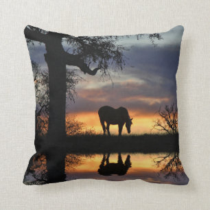 Almofada Cavalo atordoante refletido no pôr do sol da águ
