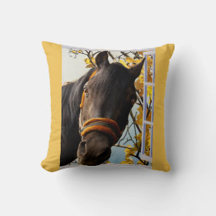 Almofada Cavalo Curioso Olhando Pela Janela Da Cozinha
