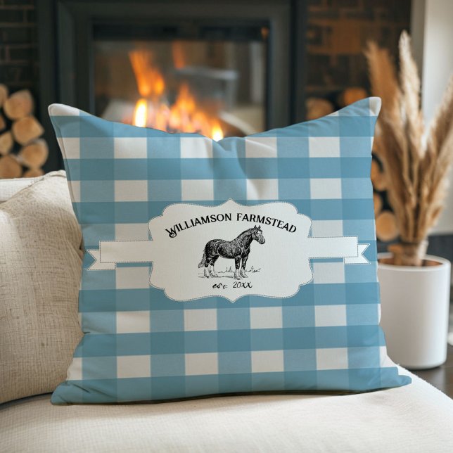 Almofada Cavalo de Fazenda de Xadrez de Buffalo Azul (Blue Buffalo Plaid Farm Horse Throw Pillow)