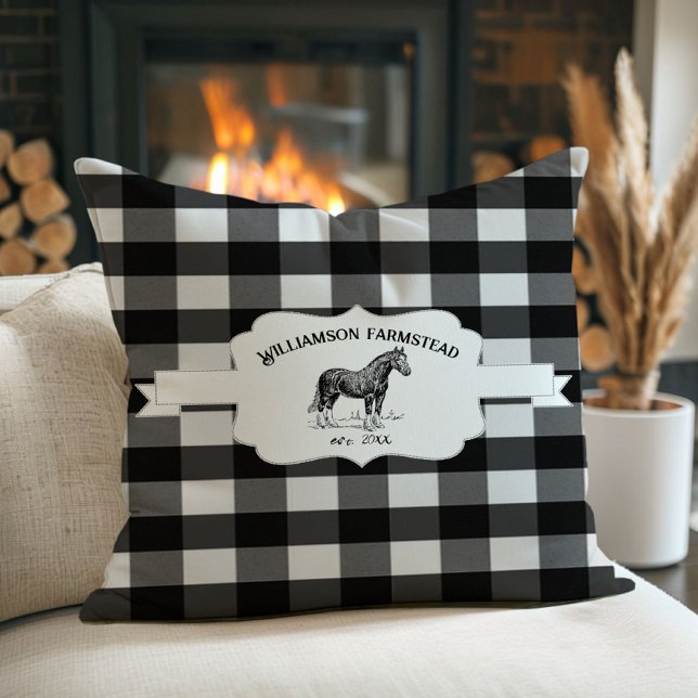 Almofada Cavalo de Fazenda de Xadrez de Buffalo Negro (Black Buffalo Plaid Farm Horse Throw Pillow)