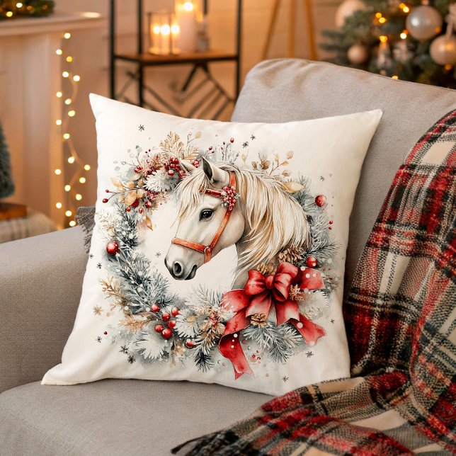 Almofada Cavalo de Inverno em Bosques Congelados (Winter Horse in Frosty Woods Throw Pillow)
