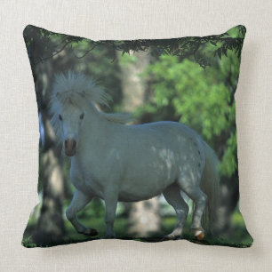 Almofada Cavalo diminuto que está nas árvores