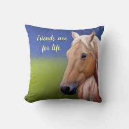 Almofada Cavalo em um campo verde lúcido em um dia de verão