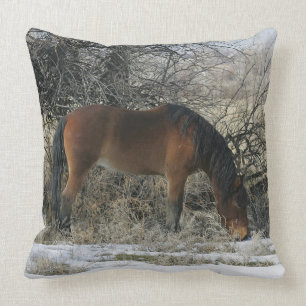 Almofada Cavalo selvagem do mustang na neve 1