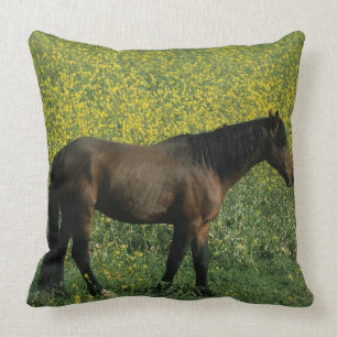 Almofada Cavalo selvagem do mustang que está nas flores