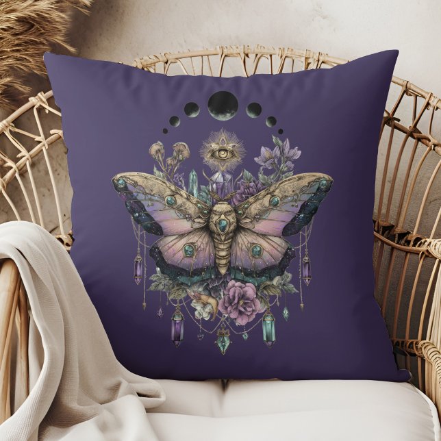 Almofada Celestial Mariposa Fases da Lua (Celestial Moth Moon Phases Throw Pillow in a boho rattan armchair.)