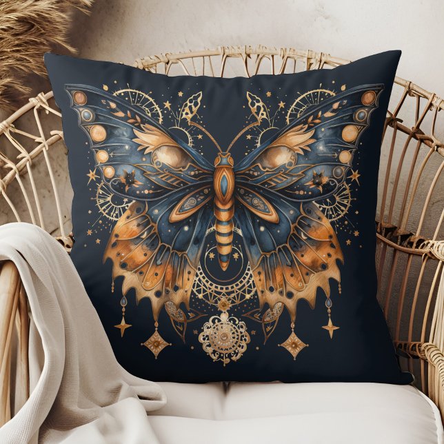 Almofada Celestial Moth – Golden Moon Throw Pillow (Celestial Moth – Golden Moon Throw Pillow in a boho rattan armchair.)