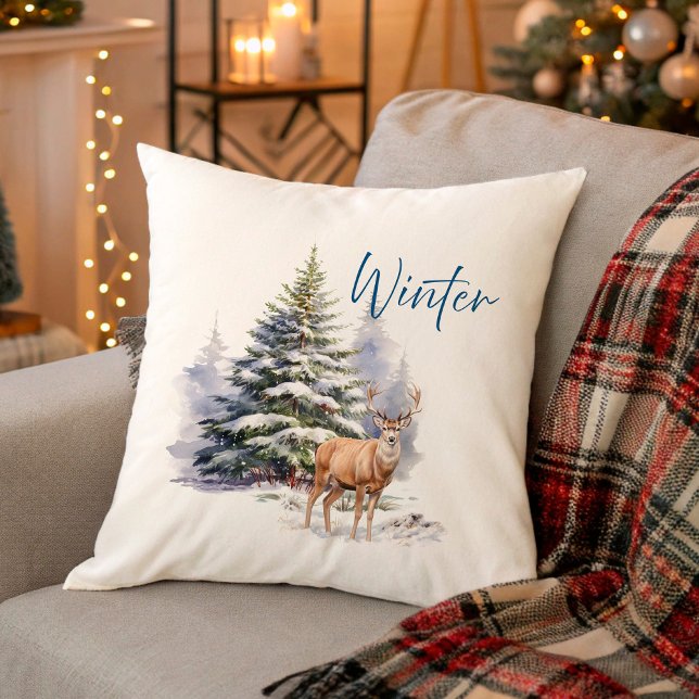 Almofada Cervo de Inverno na Floresta Nevada (Winter Deer in Snowy Forest Throw Pillow)