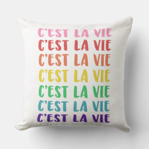 Almofada C'est La Vie French dizendo em letras arco-íris
